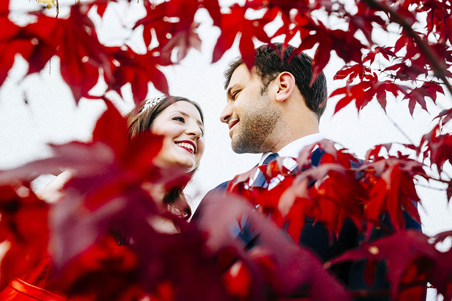 Berlin city wedding - Couple portrait in red leaves