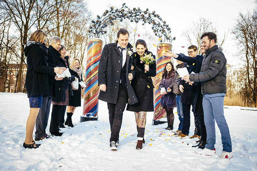 Berlin Winter Wedding - Wedding party throw confetti over couple